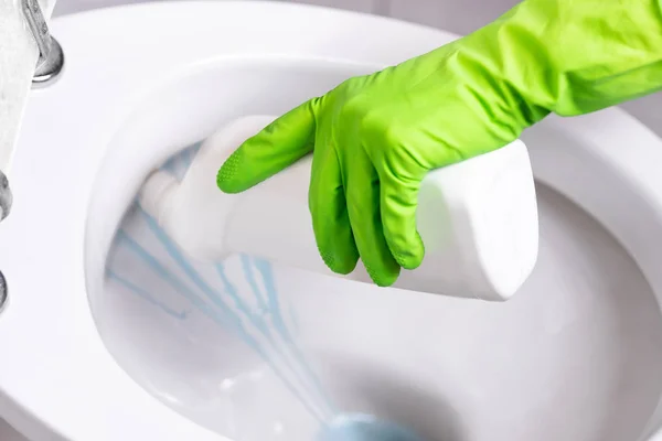 Eldivenli elini temizlik tuvalet kase — Stok fotoğraf