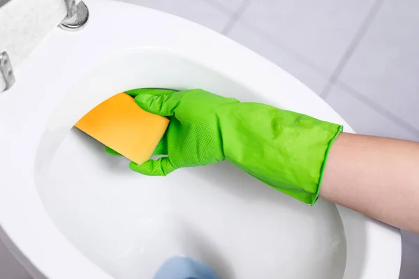 Närbild av handskar handrengöring toalett skål — Stockfoto