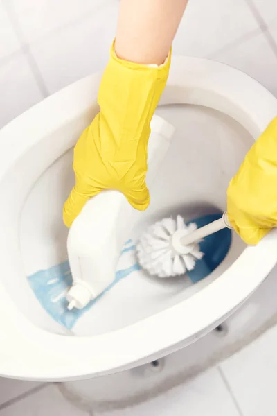 Ręka kobiety w żółtym rękawiczce czyszczenie miski WC — Zdjęcie stockowe