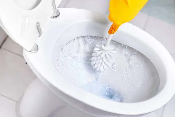 Toalettstolen närbild blå vatten — Stockfoto
