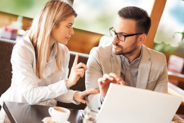 Başarılı iş ekibi tartışıyor 