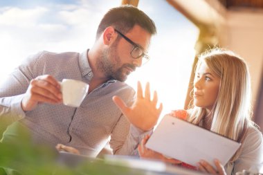 Kafede tablet kullanan yaratıcı iş adamları