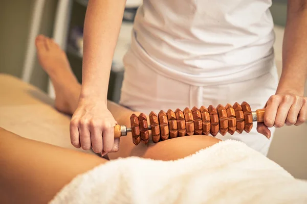Maderotherapy anticellulit massagebehandling på Beauty Spa Salo — Stockfoto