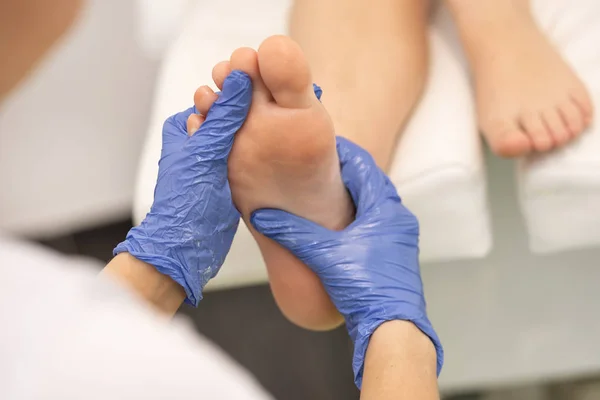 Woman in a beauty salon for pedicure and foot massage — Stock Photo, Image