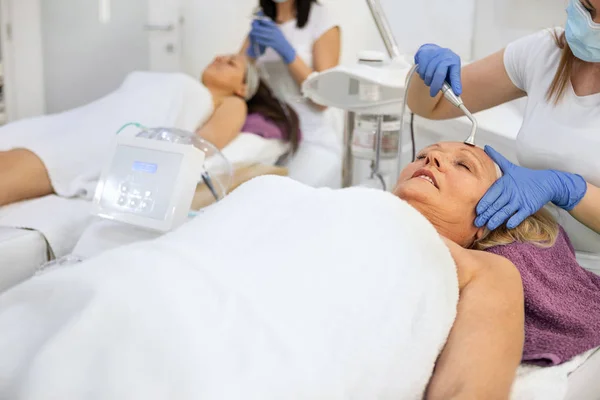 Madre con hija en el salón de cosméticos —  Fotos de Stock