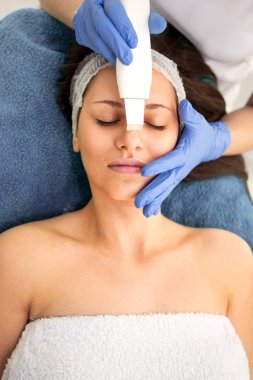 Ultrasonik cilt temizleme prosedürü.