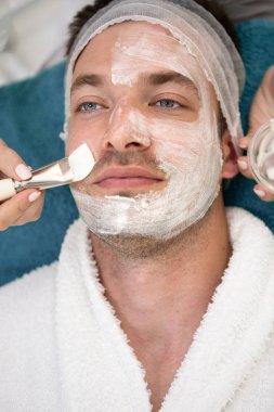 Kozmetik maskesi spa salonu sahip adam