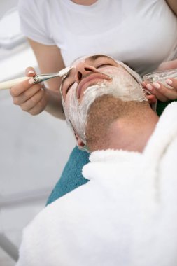 Spa merkezinde yakışıklı adam, kavram