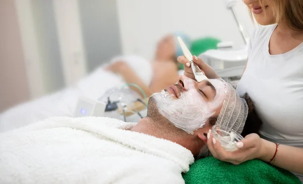 Hombre recibiendo hidratación mascarilla facial —  Fotos de Stock