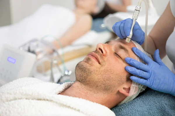 El hombre que recibe el tratamiento cosmético del rostro — Foto de Stock