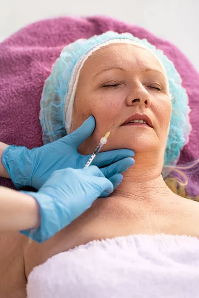 Allegro anziana donna è sempre botox procedura — Foto Stock