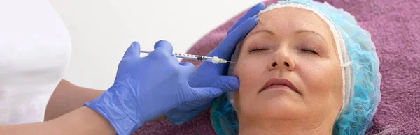 Mujer durante la cirugía relleno arrugas faciales — Foto de Stock