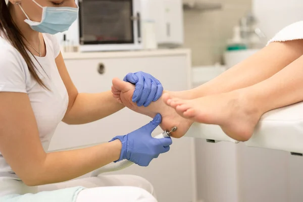 Peeling feet pedicure procedure in a beauty salon — Stock Photo, Image