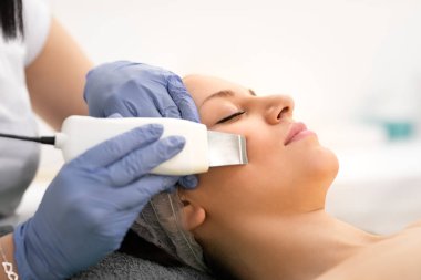 Cosmetolog cilt temizleme prosedürü alan güzel kadın