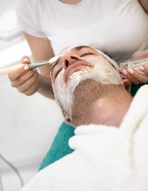 Spa merkezinde yakışıklı adam, kavram