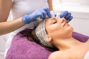 Güzellik salonunda spa tedavisi gören genç kadın