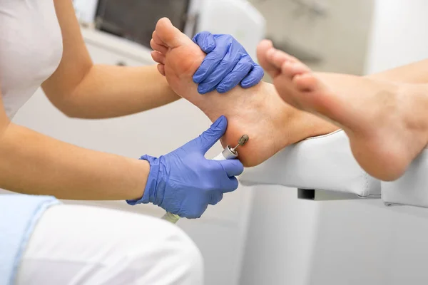 La pedicure rimuove la pelle spessa sul tallone — Foto Stock