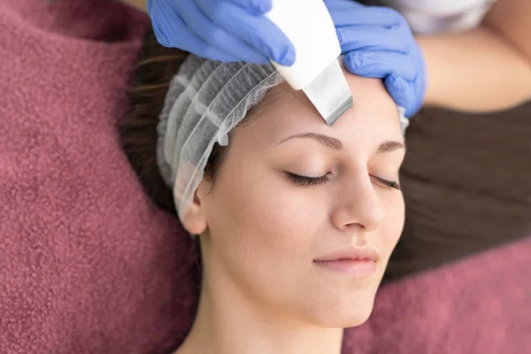 Hermosa mujer recibiendo ultrasonido cavitación facial peeling i —  Fotos de Stock