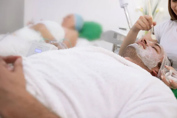 Hombre recibiendo máscara facial —  Fotos de Stock