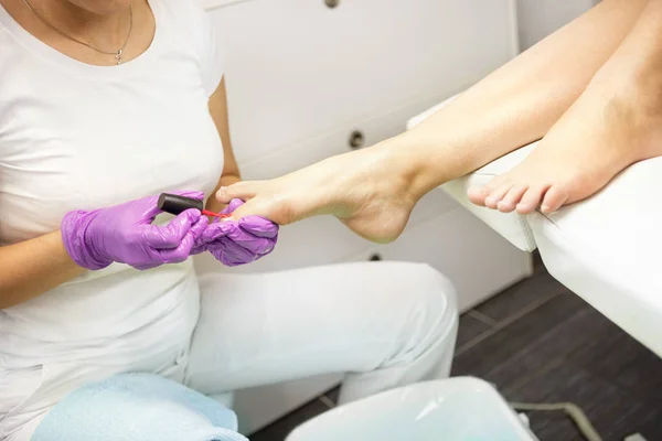 Professional pedicure applying fingernail polish — Stock Photo, Image