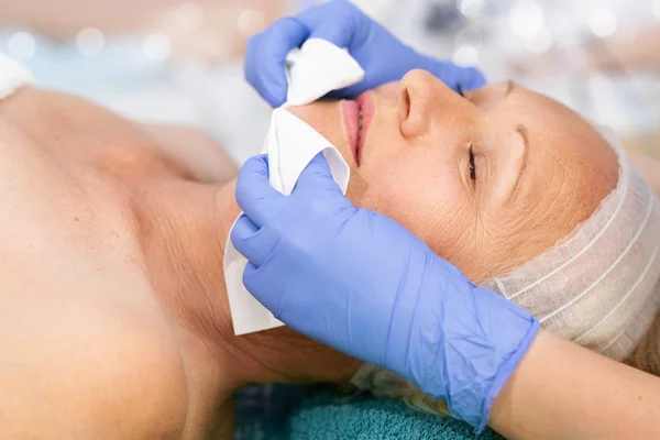 Piel limpia. Mujer de edad alegre en el tratamiento cosmético —  Fotos de Stock