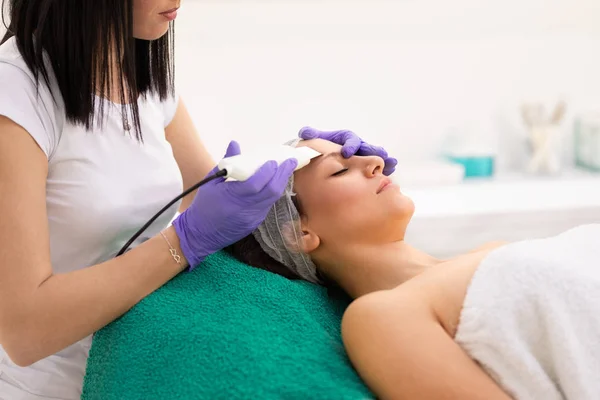 Mujer joven en salón de cosméticos en tratamiento de cavitación por ultrasonido —  Fotos de Stock