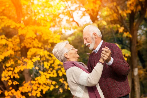 Doğada dans eden yaşlı yaşlı çift. — Stok fotoğraf
