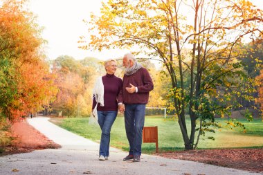 sonbahar ormanda bir yürüyüş yaşlılar