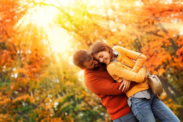 Hermosa pareja enamorada en un paseo por el bosque de otoño —  Fotos de Stock