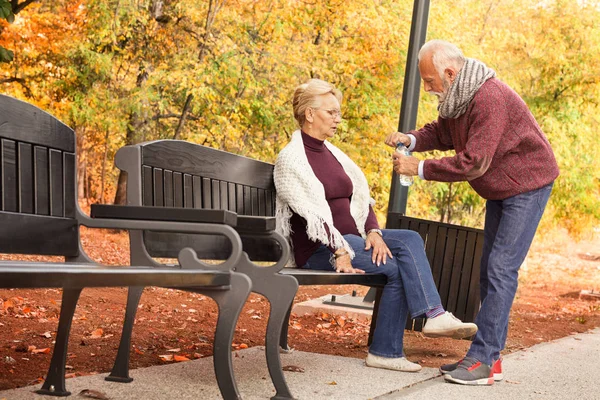 Starší žena se necítí dobře, její manžel jí pomáhá — Stock fotografie