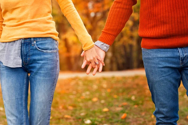 Casal apaixonado andando no outono Park — Fotografia de Stock