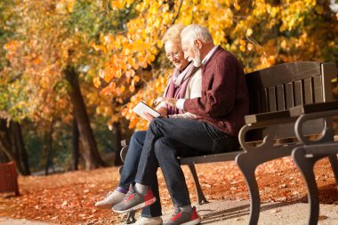 Yaşlı insanların yaşam tarzları ve iletişim teknolojisi