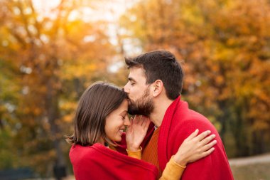 Romantik kucaklayan sevgi dolu çift