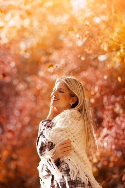 Az asszony élvezi a napsütéses őszi nap — Stock Fotó