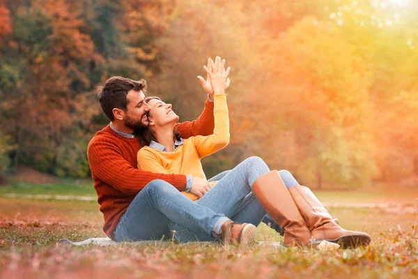 Casal ficando longe de tudo desfrutando no amor — Fotografia de Stock