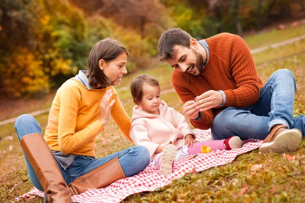 Família piquenique ao ar livre com sua filha bonito — Fotografia de Stock