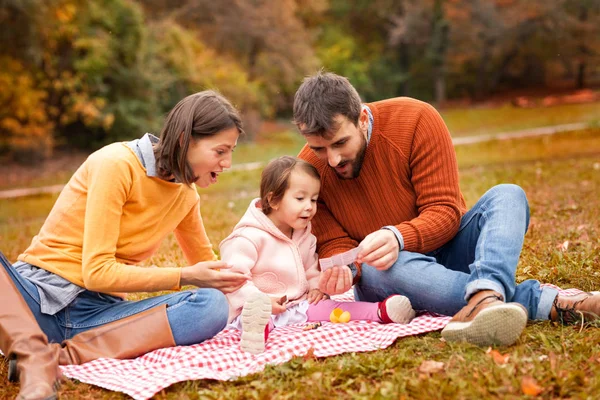 Família feliz desfrutando de piquenique na natureza — Fotografia de Stock