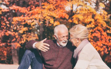 Sonbahar parkında piknik yaparken yaşlı çift