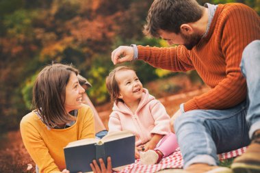 Genç aile piknik üzerinde