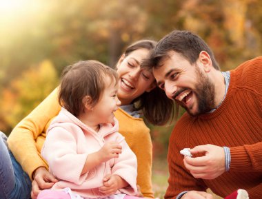 Üç nice genç aile piknik zevk.