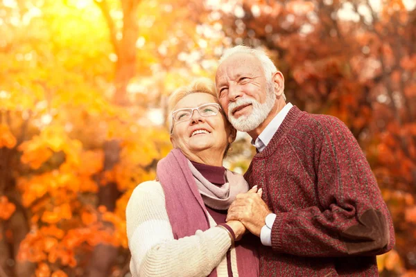 Szczęśliwa Starsza para w jesiennym lesie — Zdjęcie stockowe