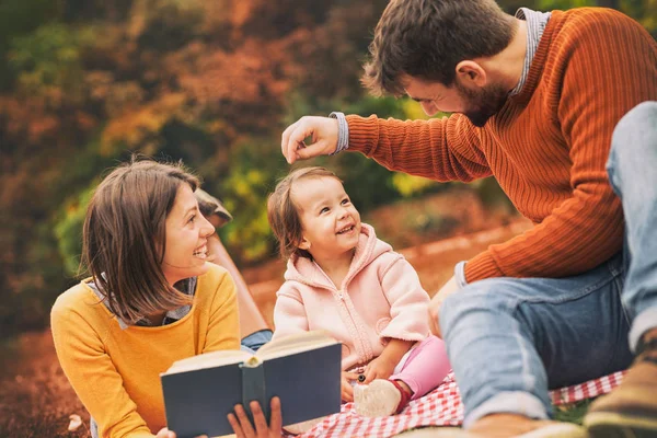 Genç aile piknik üzerinde