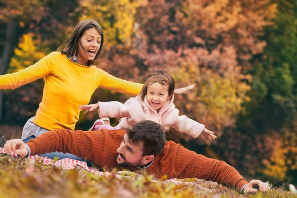 Família Feliz Bonita Divertindo Juntos Rapariga Está Deitada Nas Costas — Fotografia de Stock