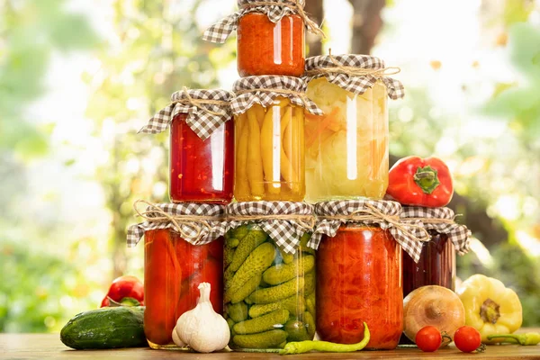 Preserving organic vegetables in jars — Stock Photo, Image