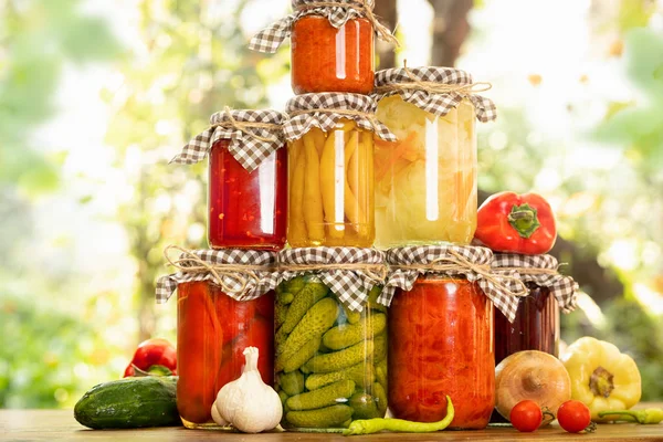 Conservação de produtos hortícolas orgânicos em frascos — Fotografia de Stock