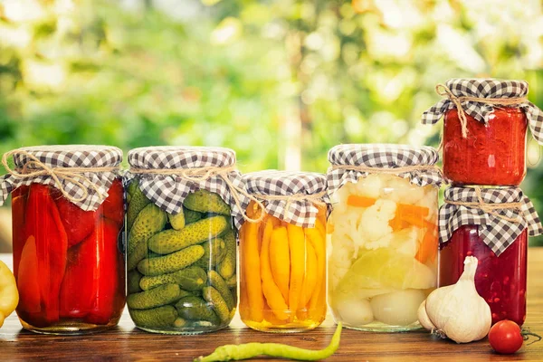 Légumes en conserve biologiques dans un bocal en verre — Photo