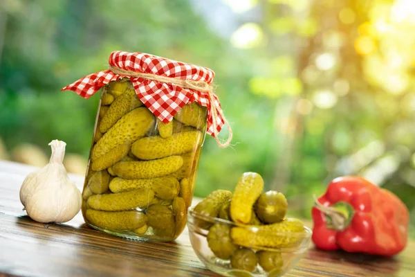 Pots en verre avec concombres marinés — Photo