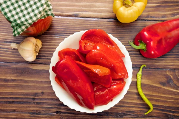 Essiggurke rote Paprika Teller — Stockfoto