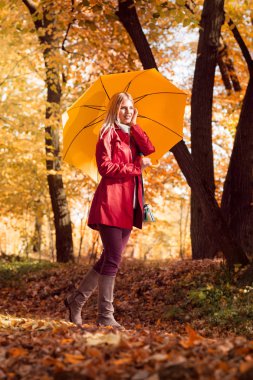 Kızın şemsiyesi altında