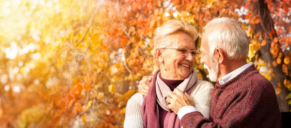 Tender coppia anziana che abbraccia sulla panchina — Foto Stock